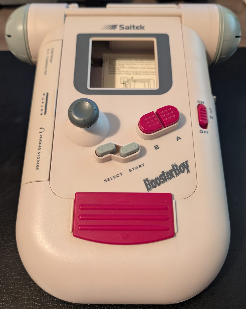 Retro Game Boy Zubehör: Saitek Booster Boy mit Lupe, Lautsprecher und großen Buttons